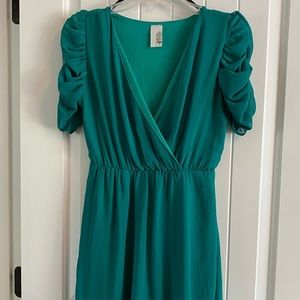 Beautiful green dress with slight puffy sleeveless